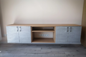 Komoda RTV z frontami w kolorze betonu