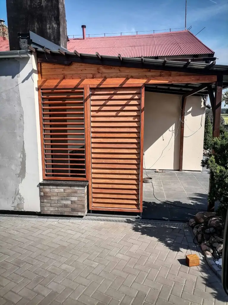 Zabudowa małego tarasu z pojedynczym panelem lamelowym – MS Meble Wolsztyn