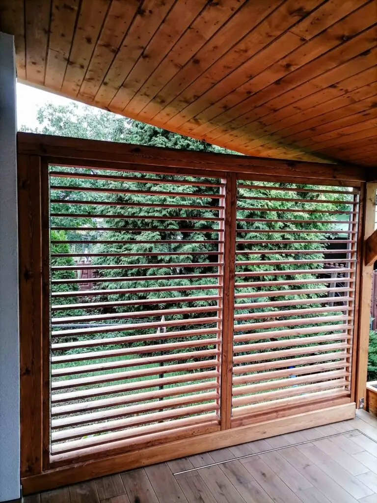 Pergola z lamelami w pozycji otwartej na tarasie – MS Meble Wolsztyn