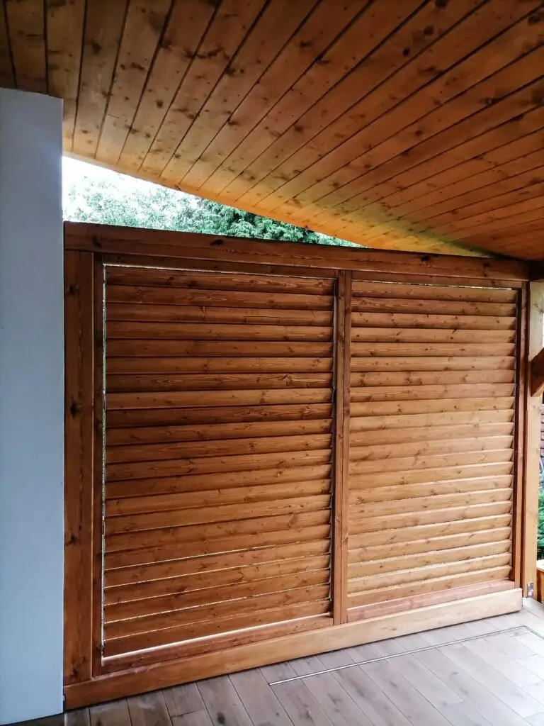 System paneli lamelowych regulowanych na tarasie – zakład stolarski