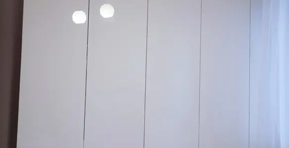 Biała szafa na wysoki połysk