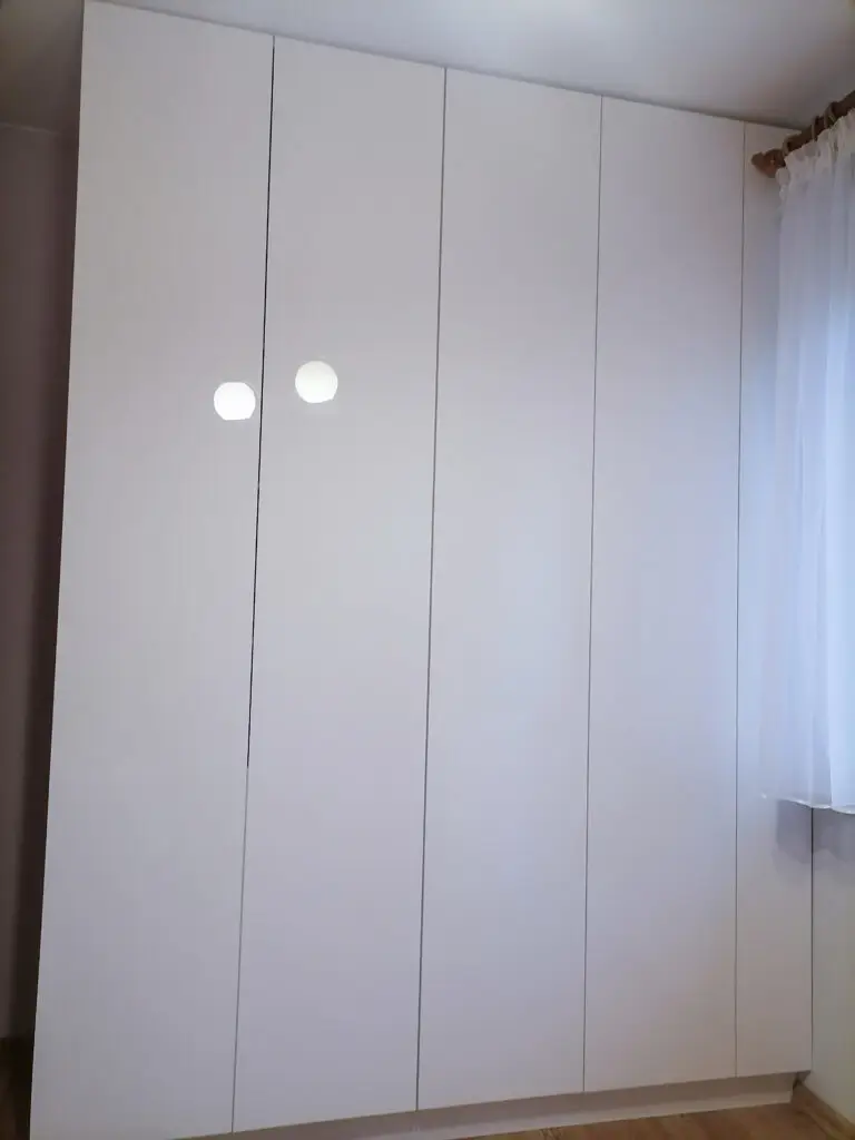 Biała szafa na wysoki połysk z gładkimi frontami – MS Meble Wolsztyn