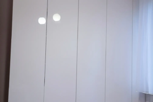 Biała szafa na wysoki połysk