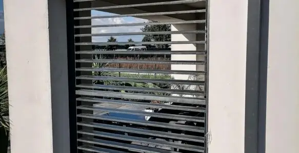 Drewniana pergola tarasowa z żaluzjowymi panelami