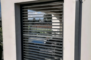 Drewniana pergola tarasowa z żaluzjowymi panelami