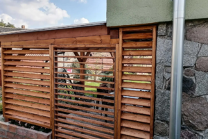 Zabudowa tarasowa z żaluzjami