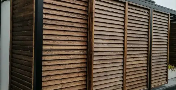 Drewniane panele żaluzjowe przy pergoli ogrodowej