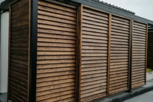 Drewniane panele żaluzjowe przy pergoli ogrodowej