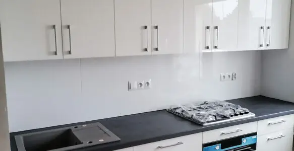 Biała kuchnia na wymiar z drewnianym blatem