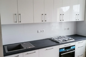 Biała kuchnia na wymiar z drewnianym blatem