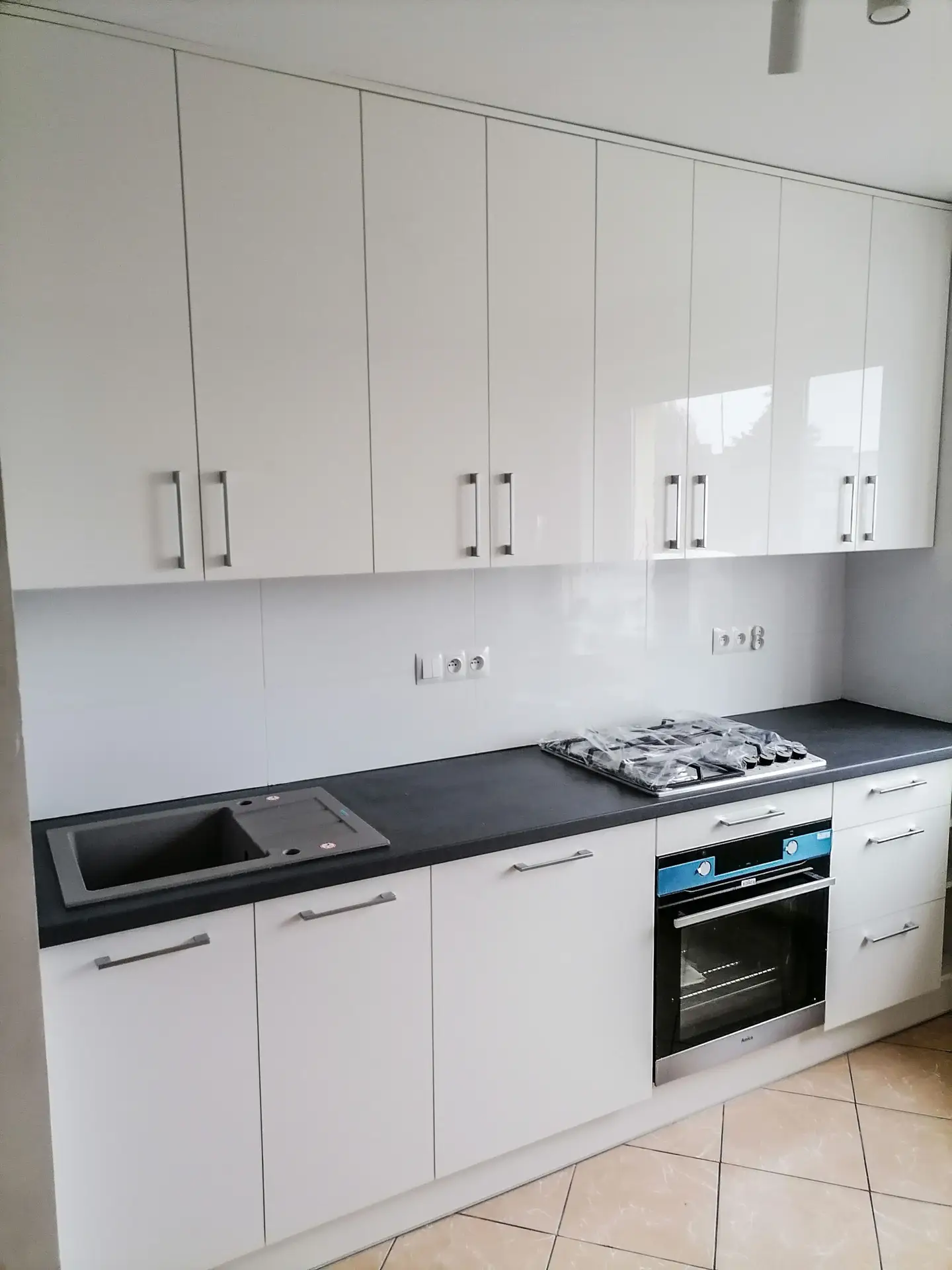 Biała kuchnia na wymiar z drewnianym blatem