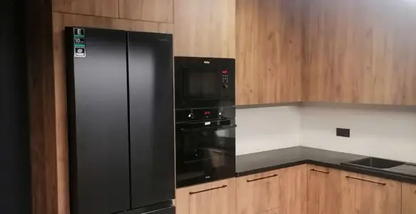 Kuchnia w drewnie z czarnymi akcentami