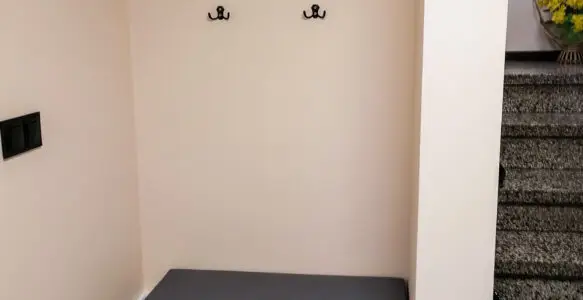 Zabudowa przedpokoju z siedziskiem i wieszakami