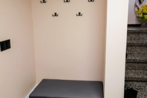 Zabudowa przedpokoju z siedziskiem i wieszakami