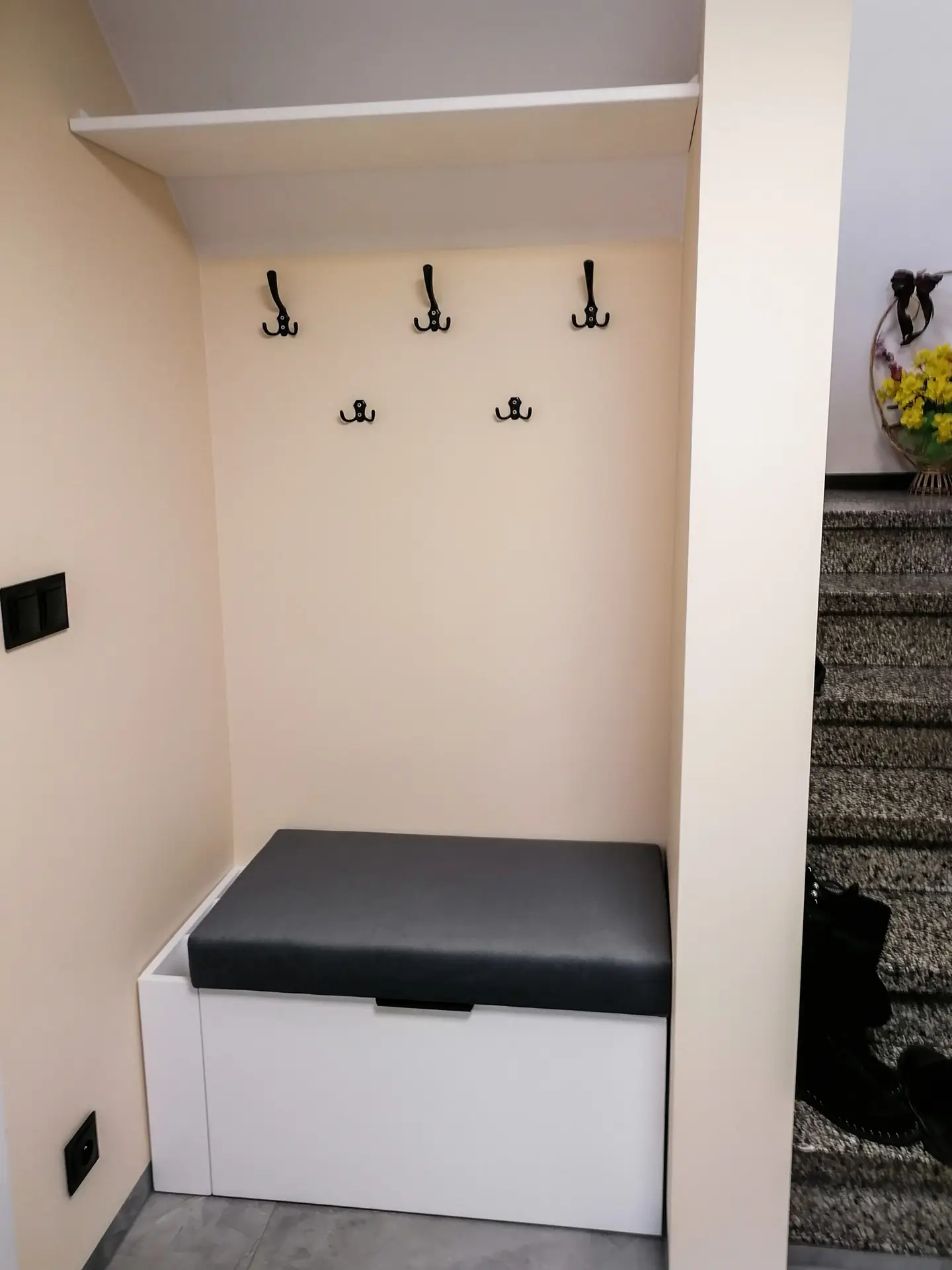 Zabudowa przedpokoju z siedziskiem i wieszakami