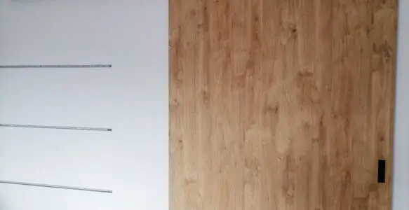 Drewniane drzwi przesuwne naścienne