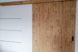 Drewniane drzwi przesuwne naścienne