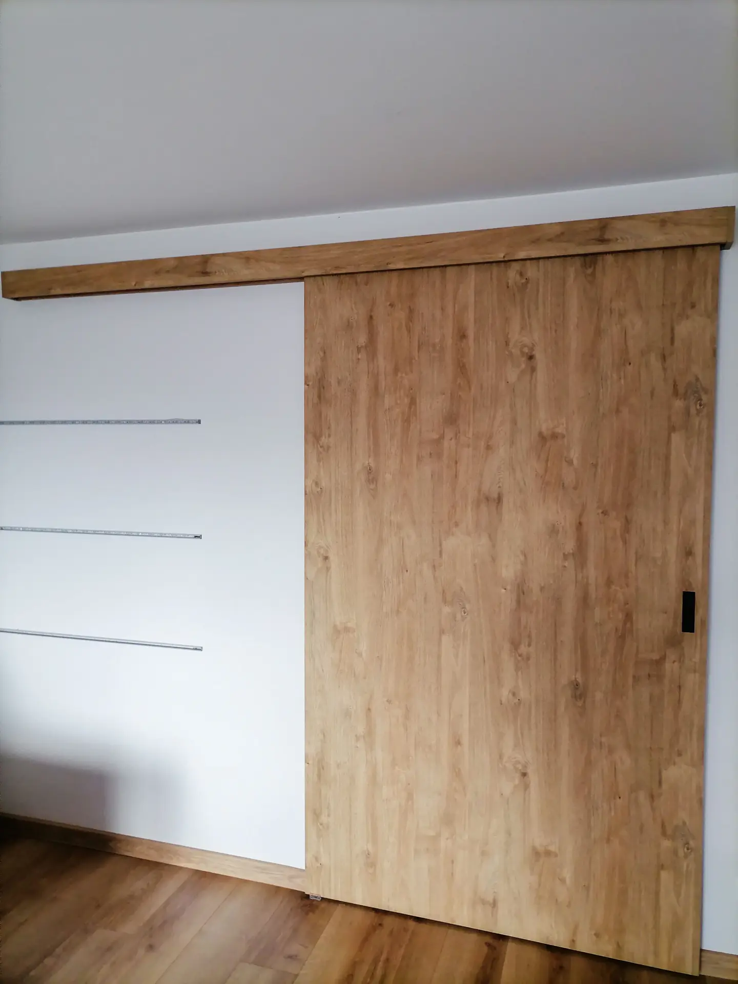 Drewniane drzwi przesuwne naścienne