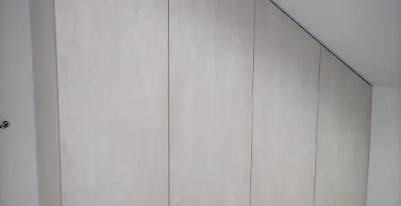 Zabudowa wnęki i szafa pod skosem w dekorze