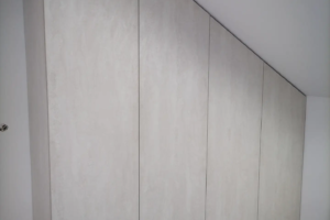 Zabudowa wnęki i szafa pod skosem w dekorze