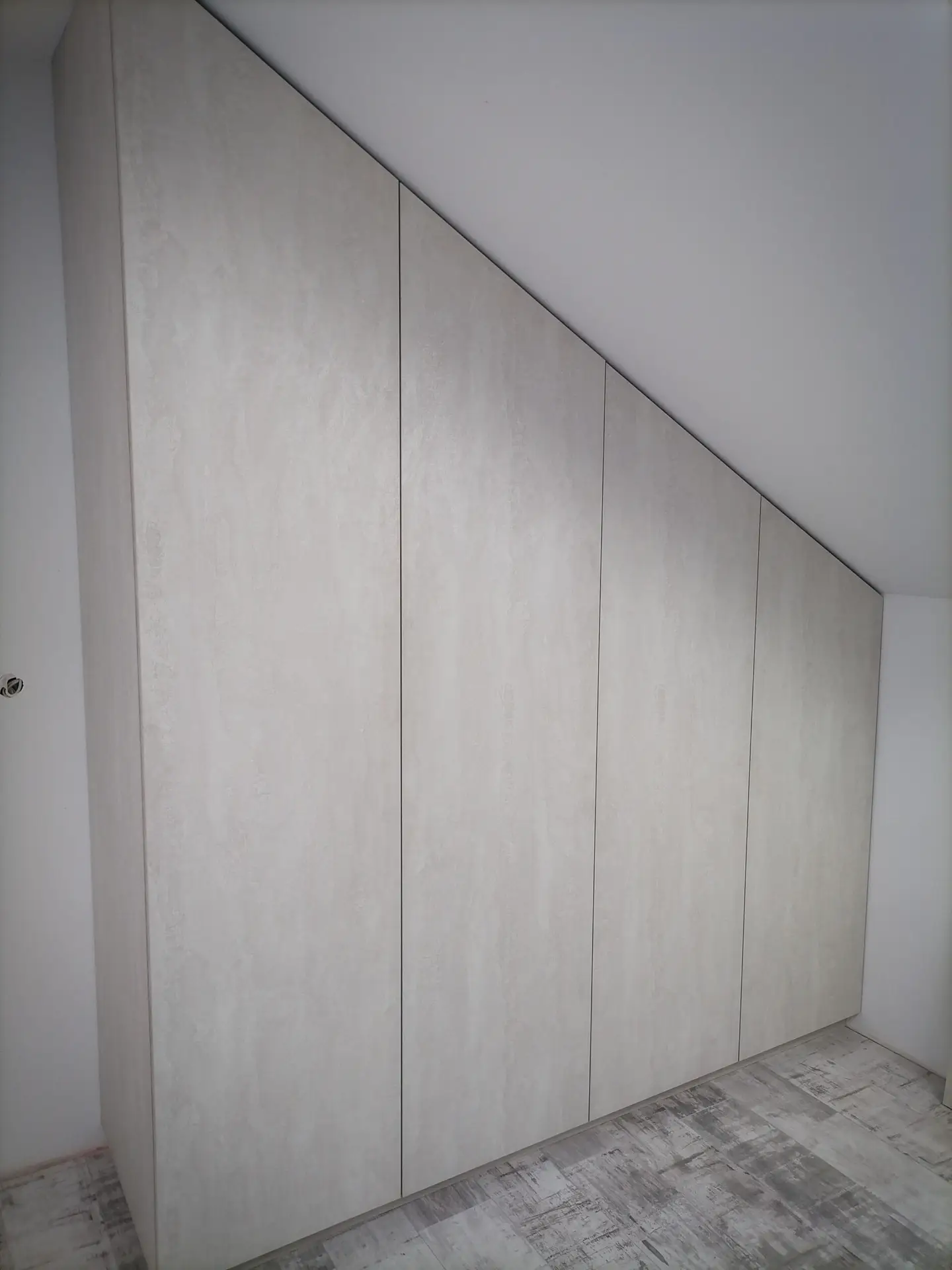 Zabudowa wnęki i szafa pod skosem w dekorze