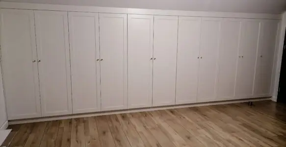 Biała szafa na wymiar z klasycznymi frontami