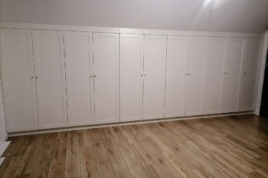 Biała szafa na wymiar z klasycznymi frontami