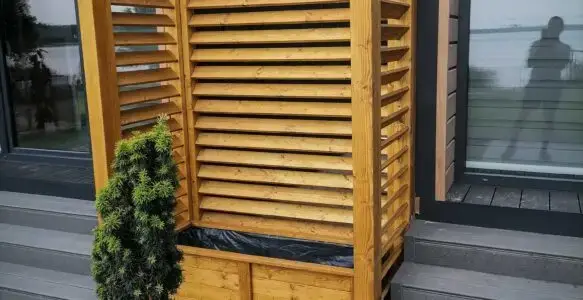 Drewniana zabudowa tarasu z donicą