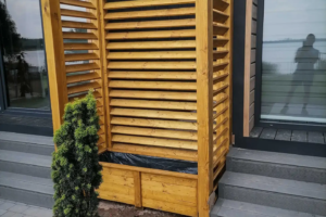 Drewniana zabudowa tarasu z donicą