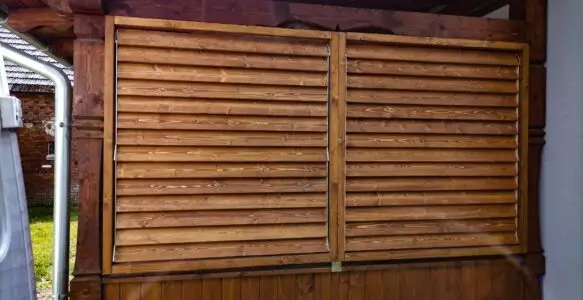 Zabudowa lamelowa na tarasie w ciepłym odcieniu drewna