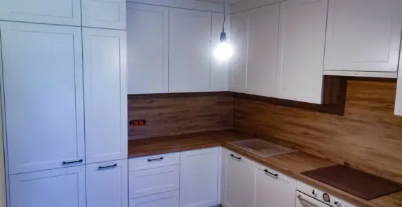 Kuchnia w bieli z drewnianym blatem