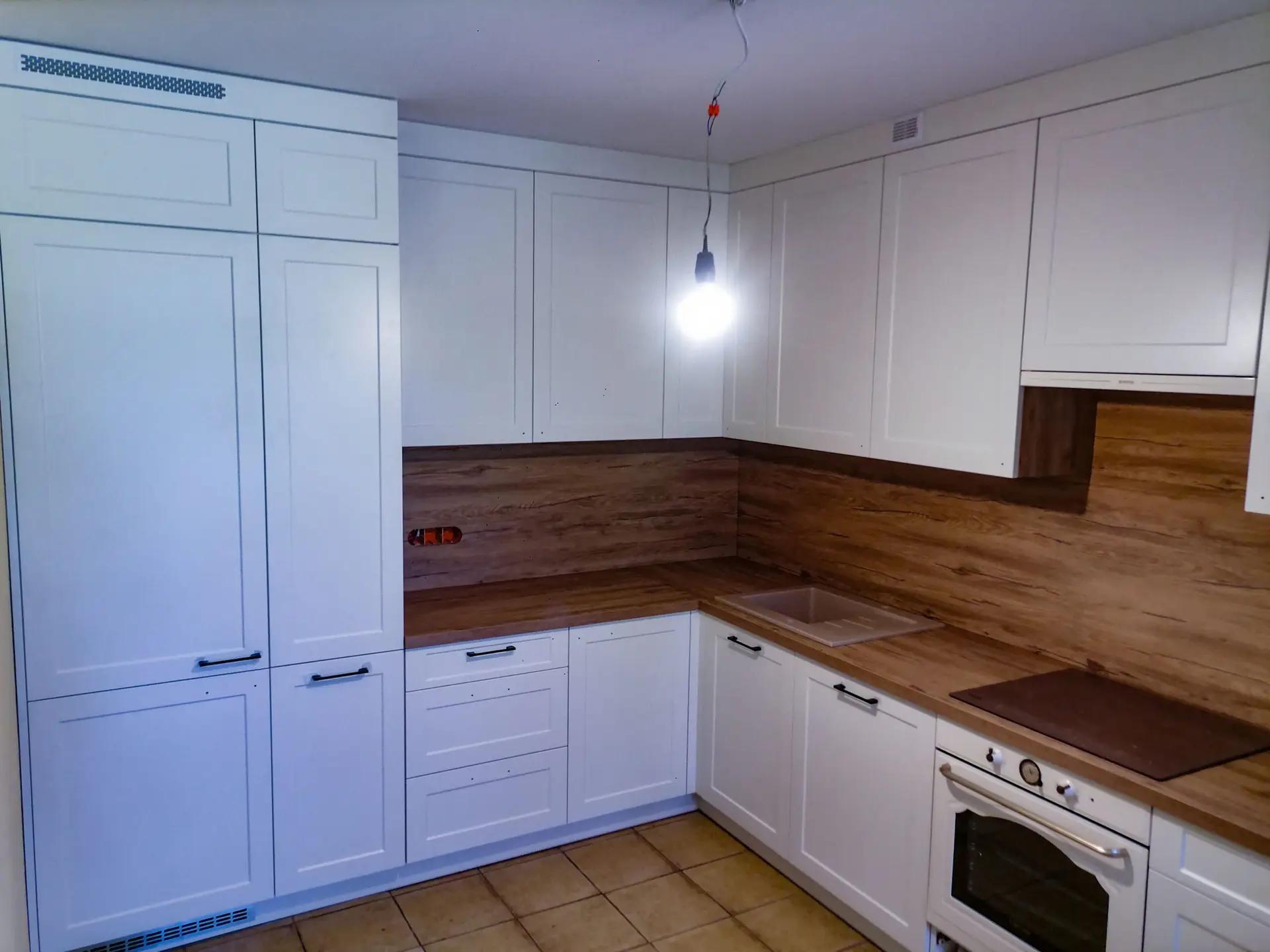 Kuchnia w bieli z drewnianym blatem