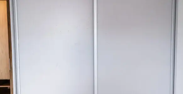 Szafa przesuwna z aluminiowym wykończeniem