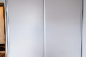 Szafa przesuwna z aluminiowym wykończeniem