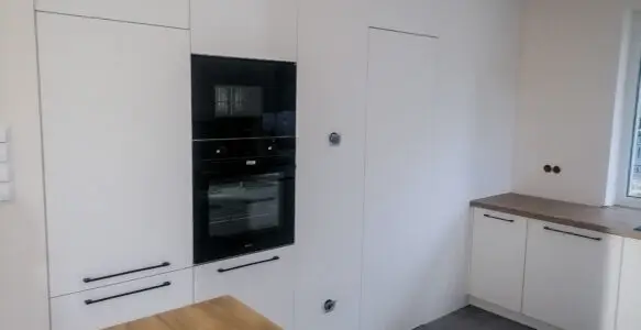 Kuchnia biała z drewnianym blatem