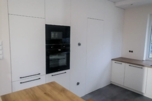 Kuchnia biała z drewnianym blatem