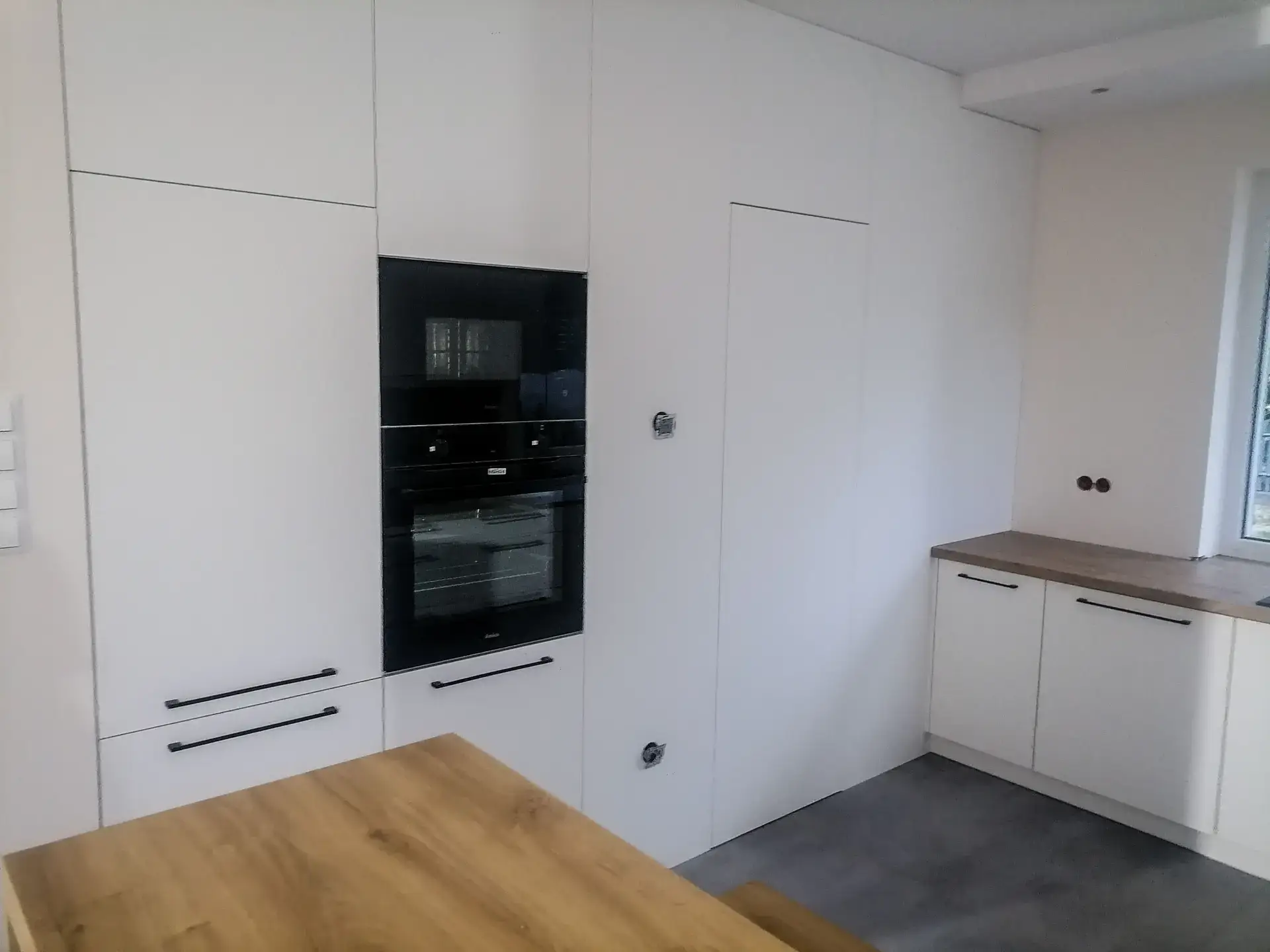 Kuchnia biała z drewnianym blatem