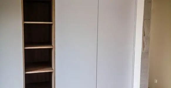 Szafa biała z wnęką i regałem otwartym