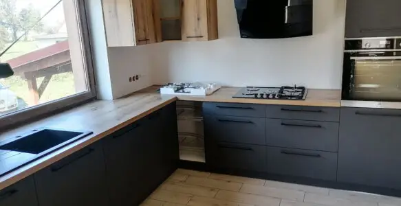 Kuchnia grafitowa z dębowymi akcentami