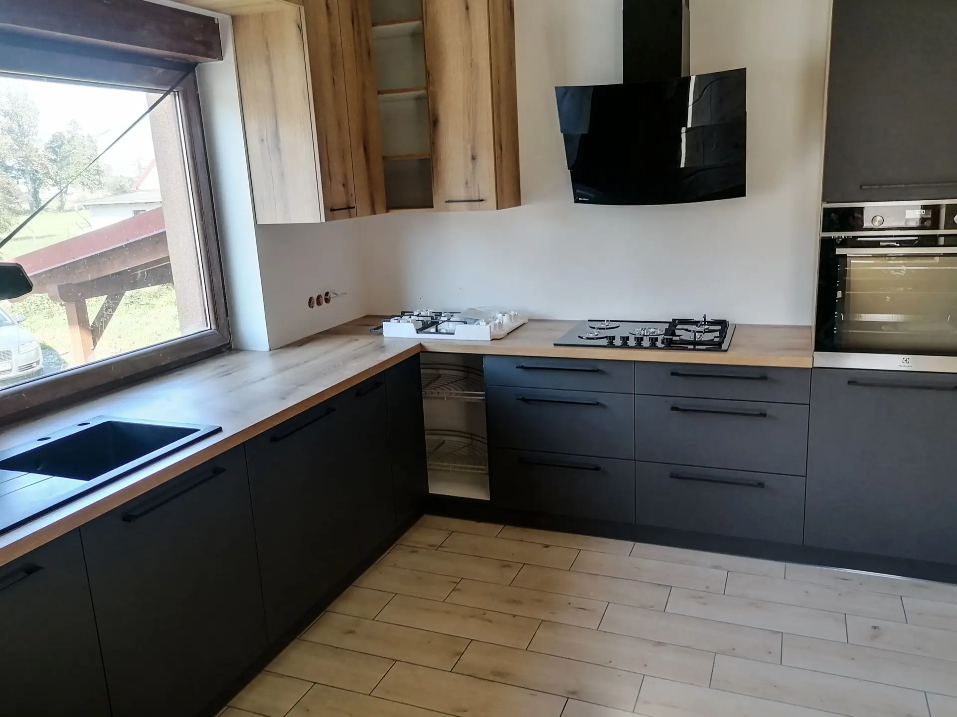 Kuchnia grafitowa z dębowymi akcentami