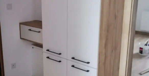 Zabudowa biała z elementami drewnianymi