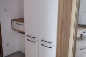 Zabudowa biała z elementami drewnianymi