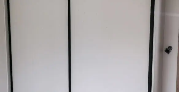 Szafa przesuwna biała z czarnymi ramami