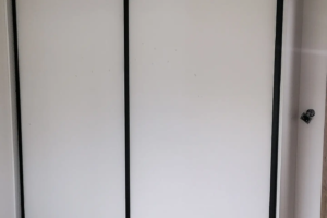 Szafa przesuwna biała z czarnymi ramami