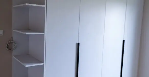 Biała szafa z podświetleniem LED