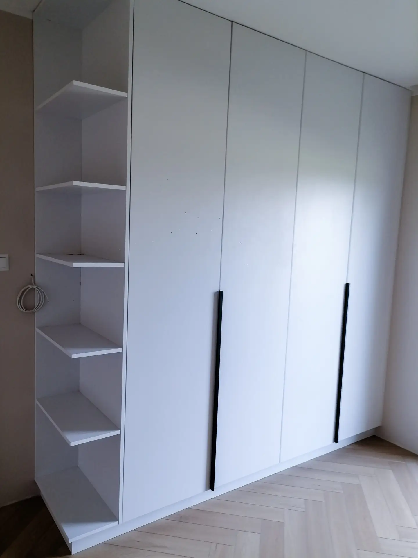 Biała szafa z podświetleniem LED