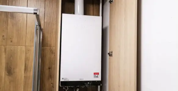 Zabudowa kotła gazowego i szafki w łazience
