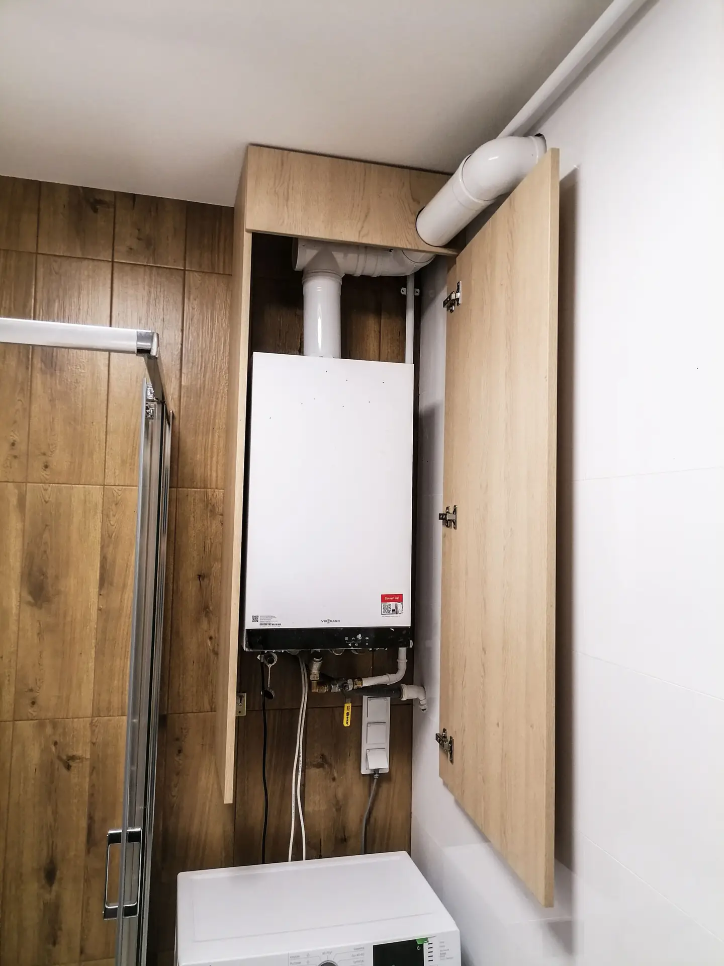 Zabudowa kotła gazowego i szafki w łazience