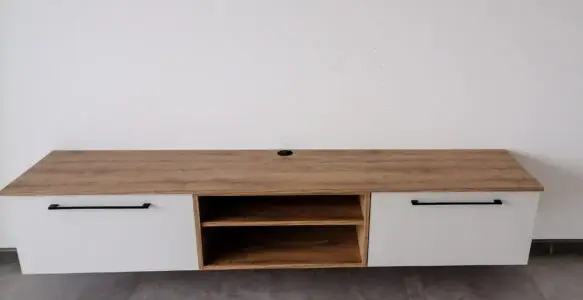 Szafka RTV z blatem w drewnie i białymi frontami