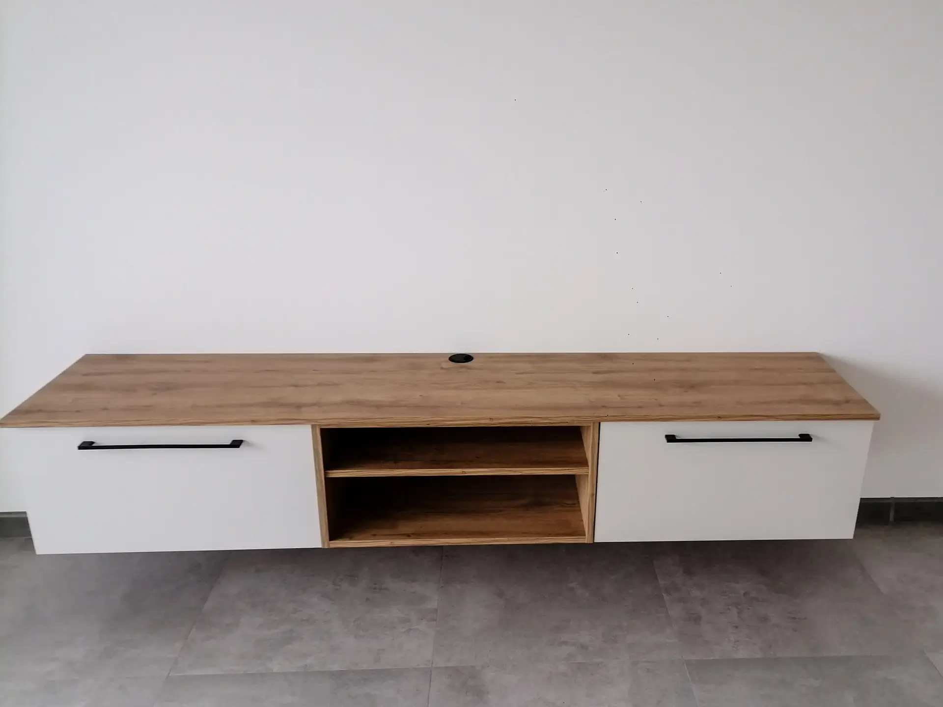 Szafka RTV z blatem w drewnie i białymi frontami